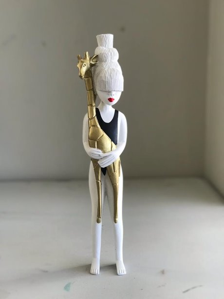 Noxi, Top Knot Girl with Giraffe front view